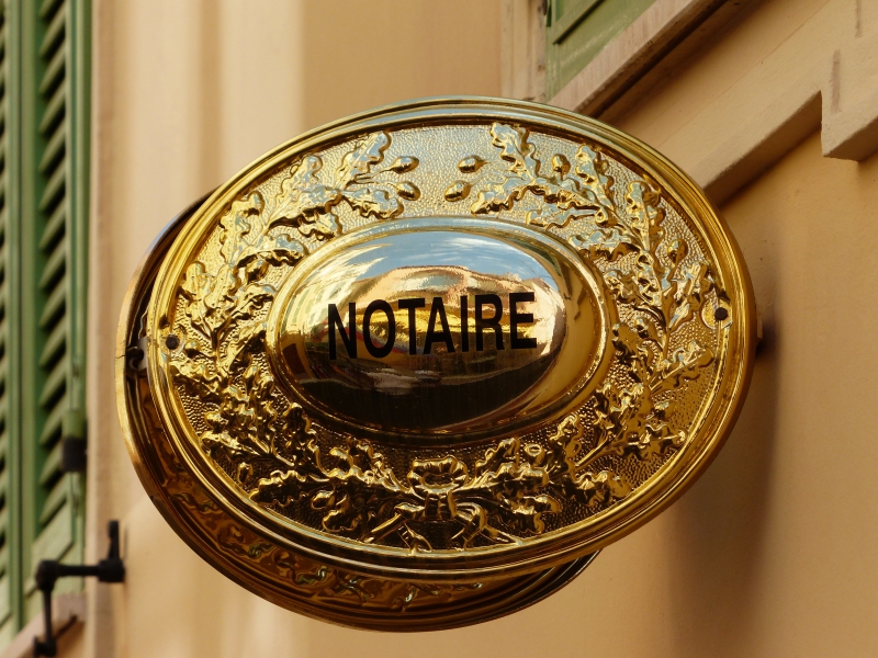 notaire-SOLLIES TOUCAS-min_advertising-golden-metal-money-lighting-brass-1013060-pxhere.com